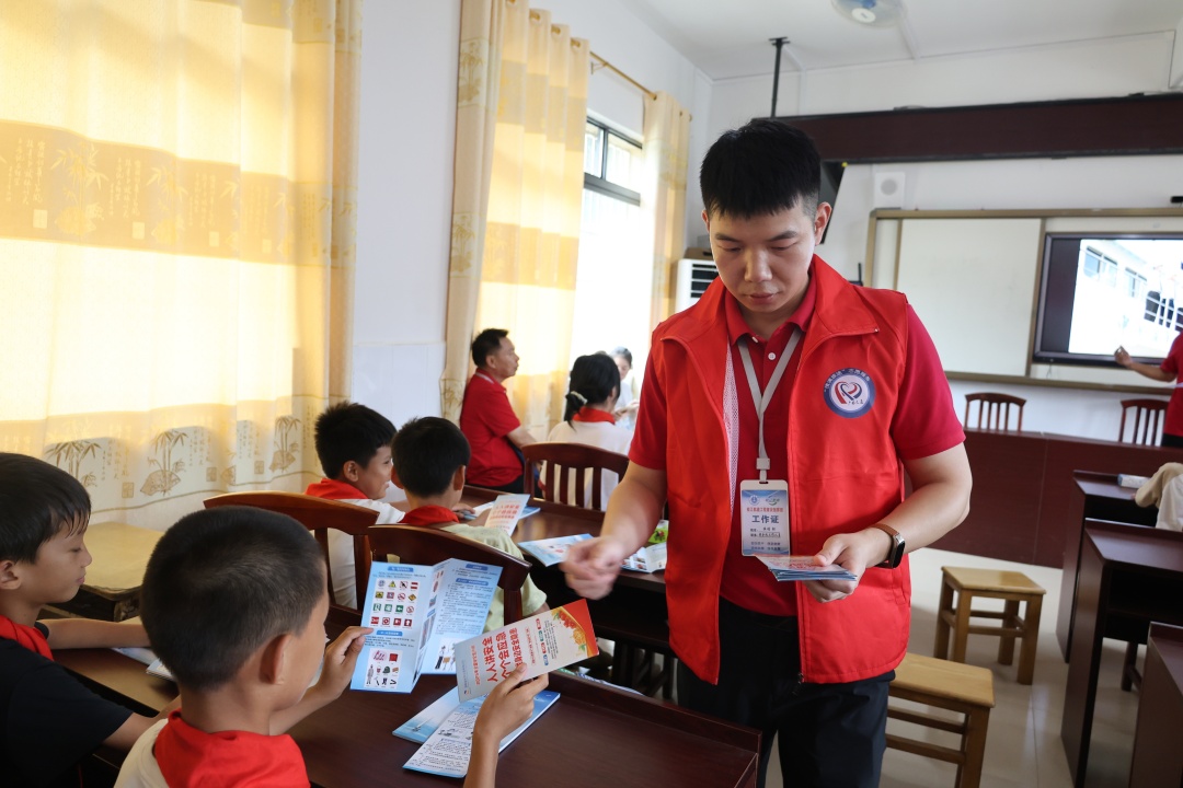 06宣传小组成员发放宣传手册（进校园）(1).jpg