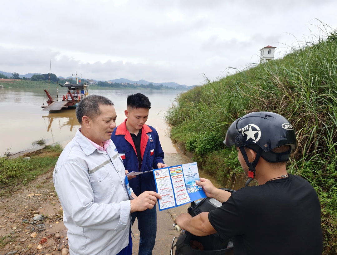 19宣传小组成员在渡口宣传安全知识（进家庭）(1).jpg