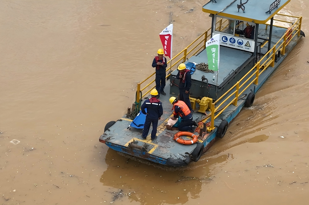 对落水人员进行心肺复苏，并通过对讲机向总指挥报告(1).png