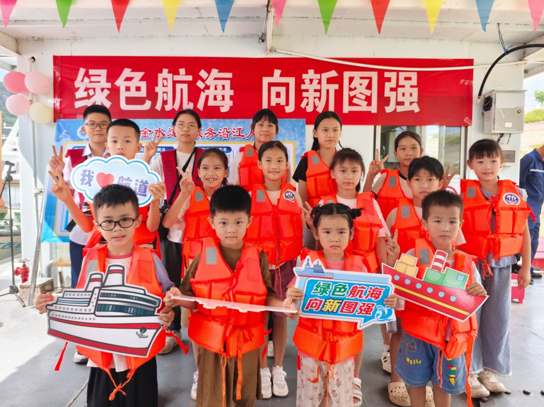 小朋友们合影留念 (1).jpg