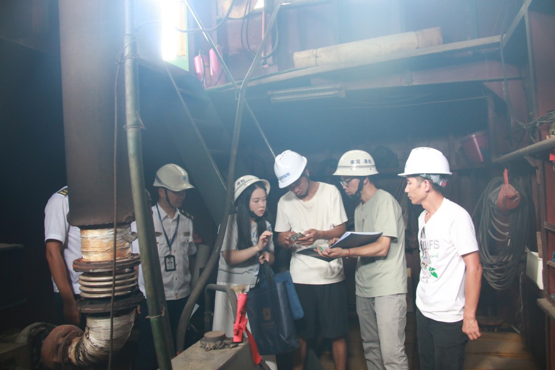工作人员仔细核对船舶主尺度、主要机器设备等信息.jpg