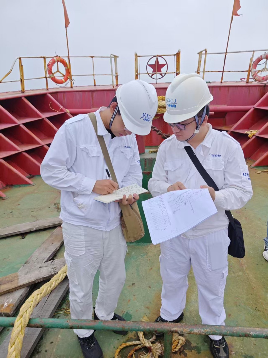 1755675719544078794.jpg 验船师穿戴整齐开展检验工作.jpg