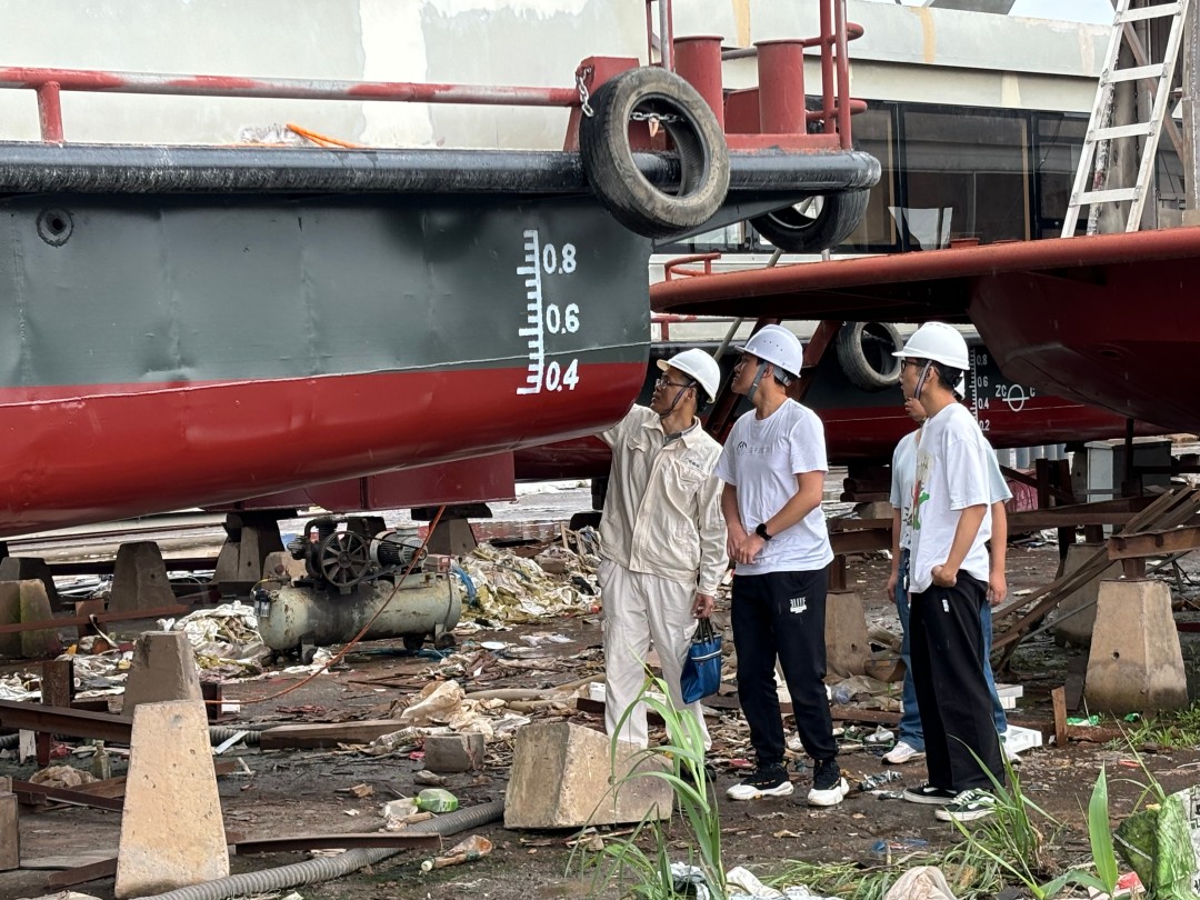 6.中心验船师开展旅游船建造现场研学（2）.jpg
