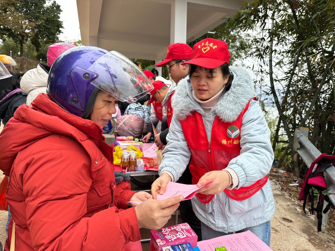 7.中心青年到渡口开展志愿服务.jpg