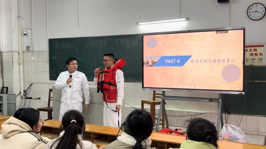 8.中心青年验船师到学?？顾习踩逃?jpg