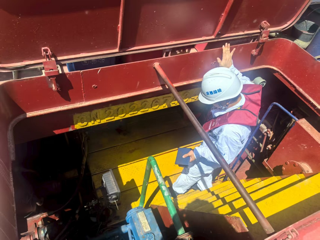 北海船检中心验船师进入平陆运河施工船机舱进行检验.jpg