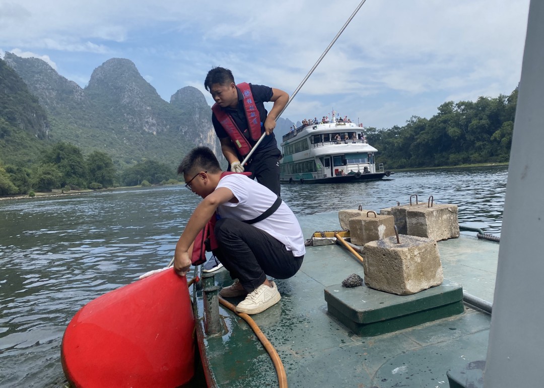 1760171581870093860.jpg 大圩航道站航标工巡航中擦洗航标.jpg