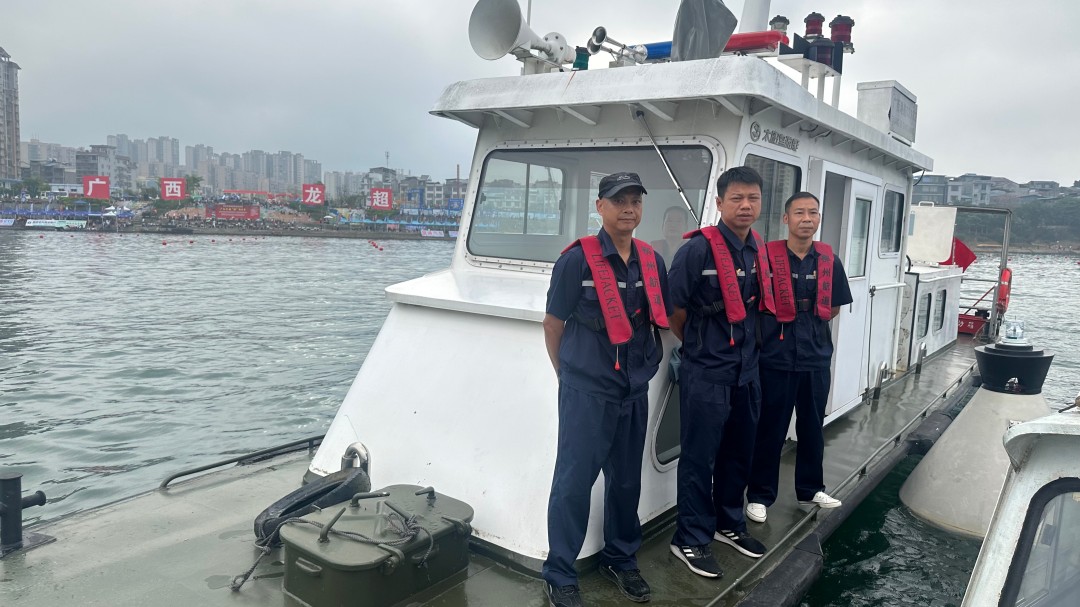 航道工作人员现场执勤，保障龙舟赛水域安全.jpg
