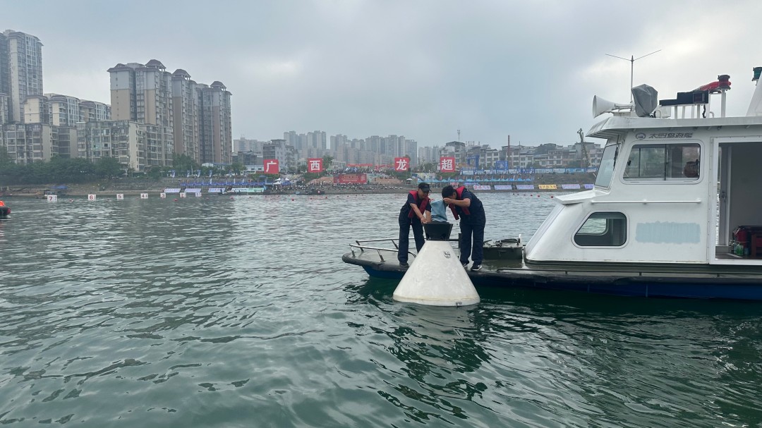 航道工作人员维护航标，保障赛事水域航道标识清晰1.jpg