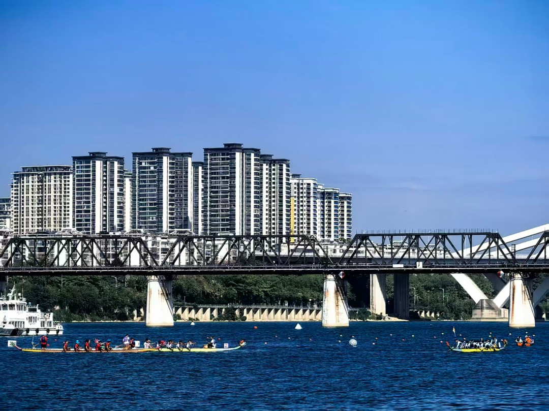 “诗话城中杯”2025柳州市城中区龙舟赛现场.jpg