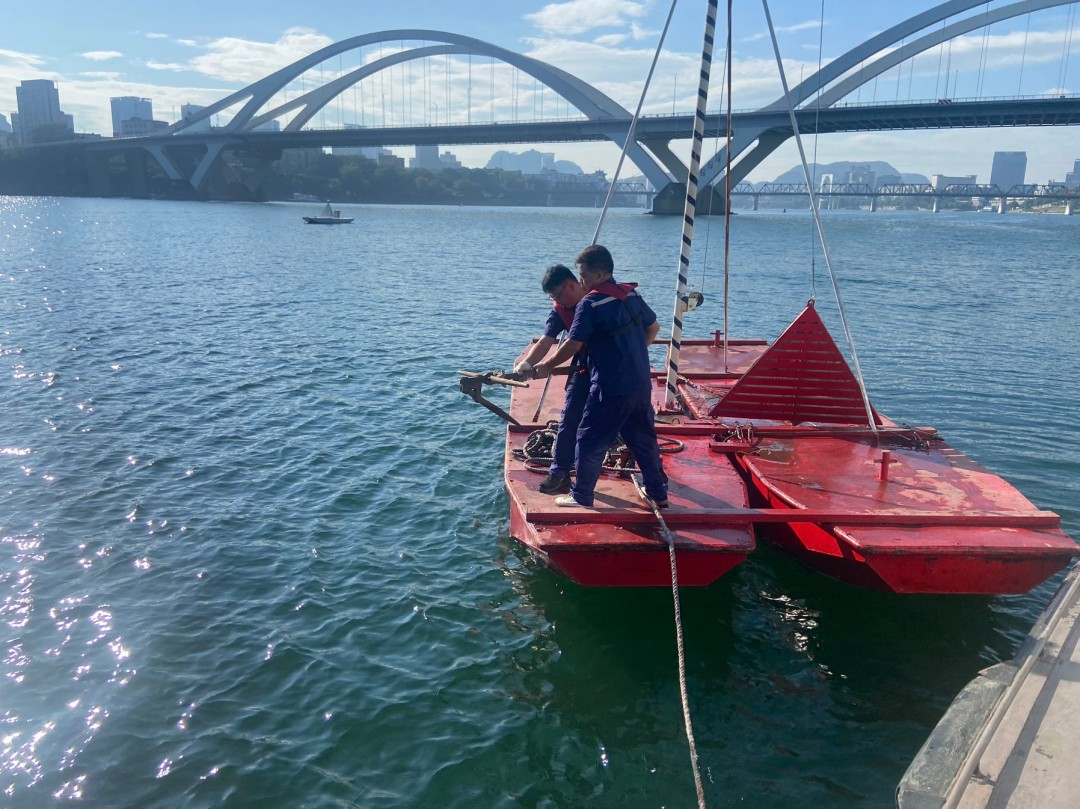 设置封航标志，并派出警戒船舶 (2).jpg