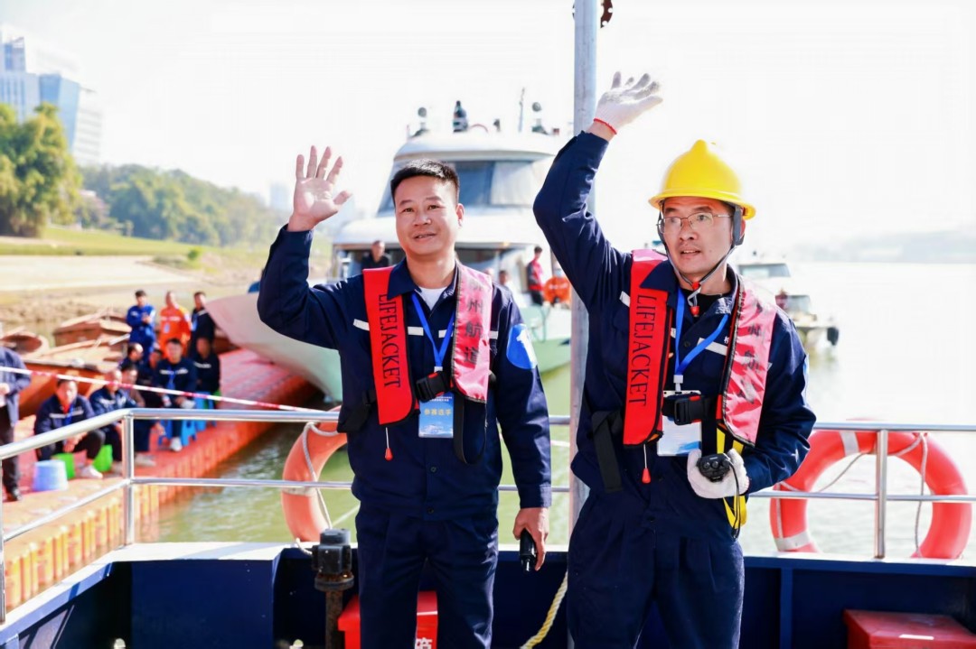 驾驶员周新贵（左）与轮机员张锐（右）.jpg