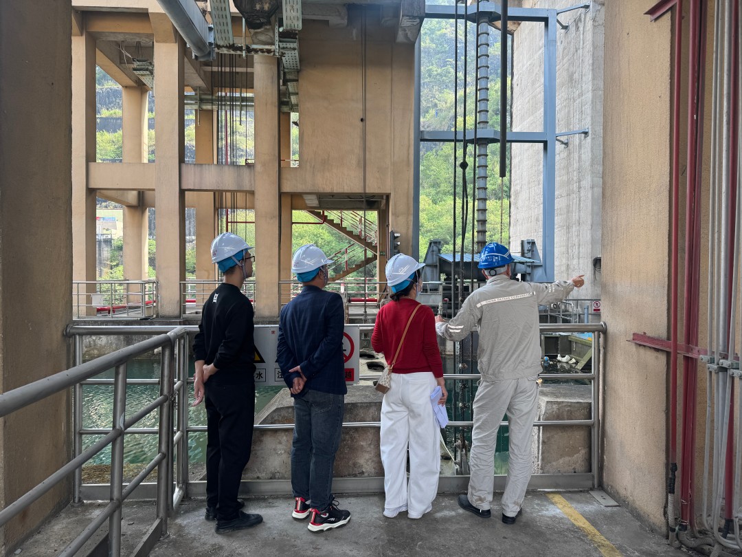 专家组在岩滩升船机实地调研.jpg