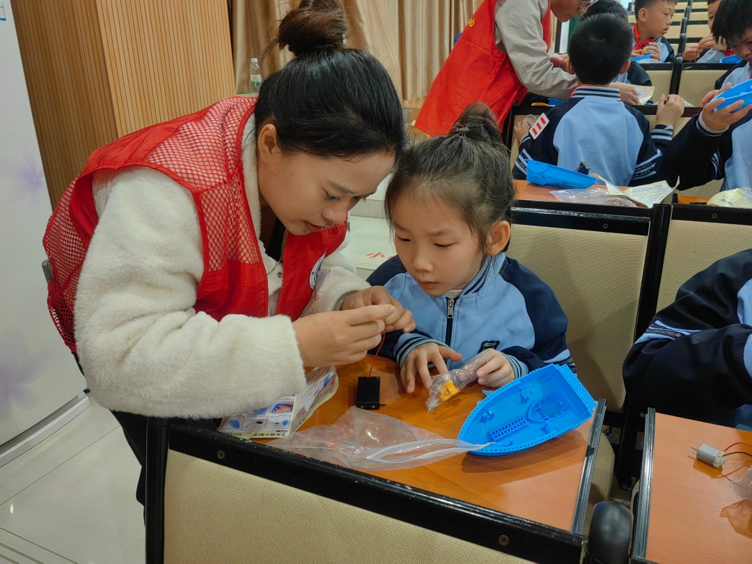 7.港航志愿者与小学生拼接船舶模型3.jpg