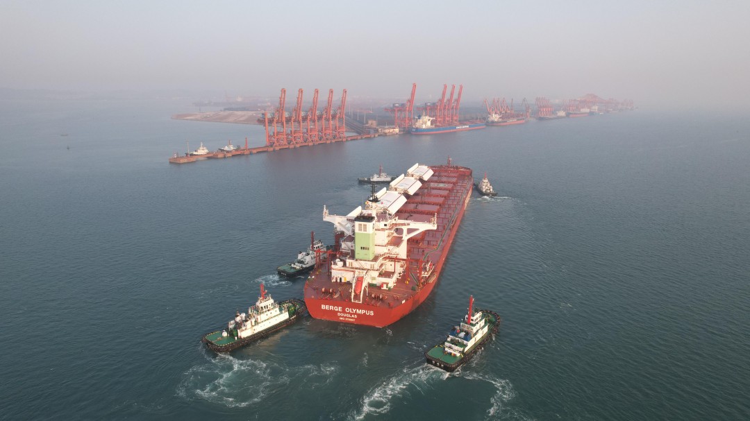 1768362070764024316.jpg 图为:引航员引航船舶进行调头靠泊.jpg