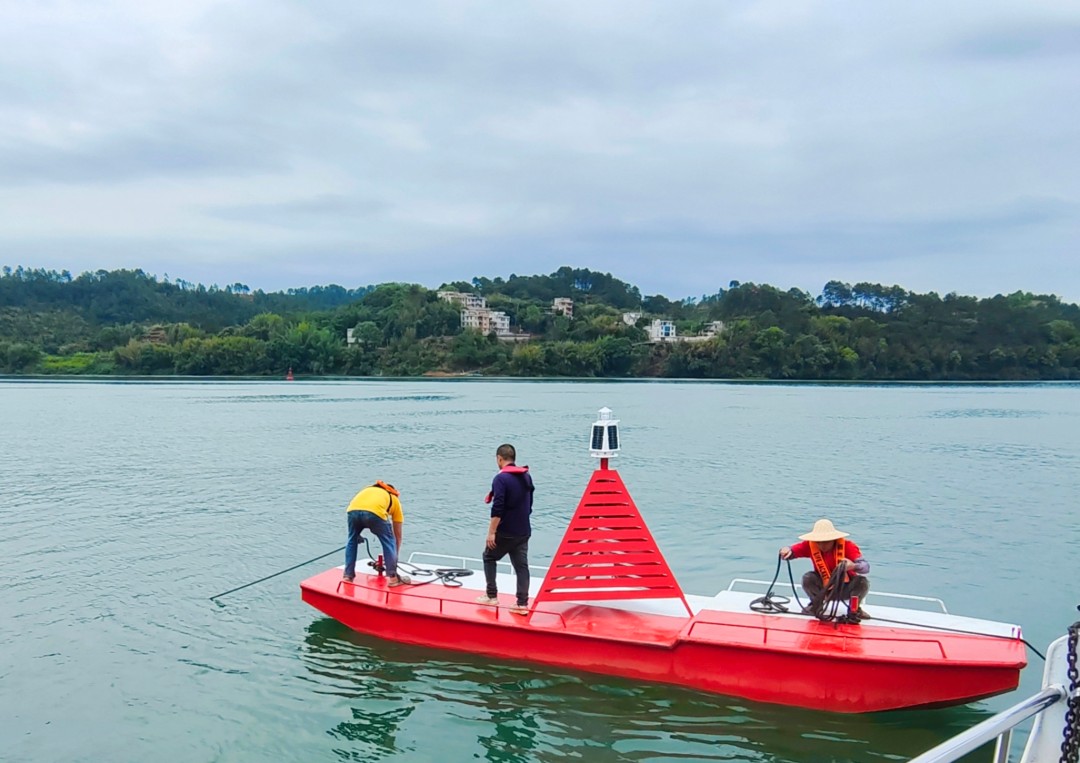 1工作人员在浔江黄石滩芝麻湾应急临时航道设置助航标志.jpg