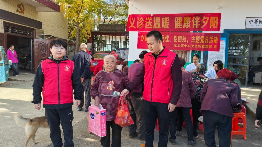 图1驻村队员徐少琦组织义诊活动现?。ㄗ笠唬?jpg