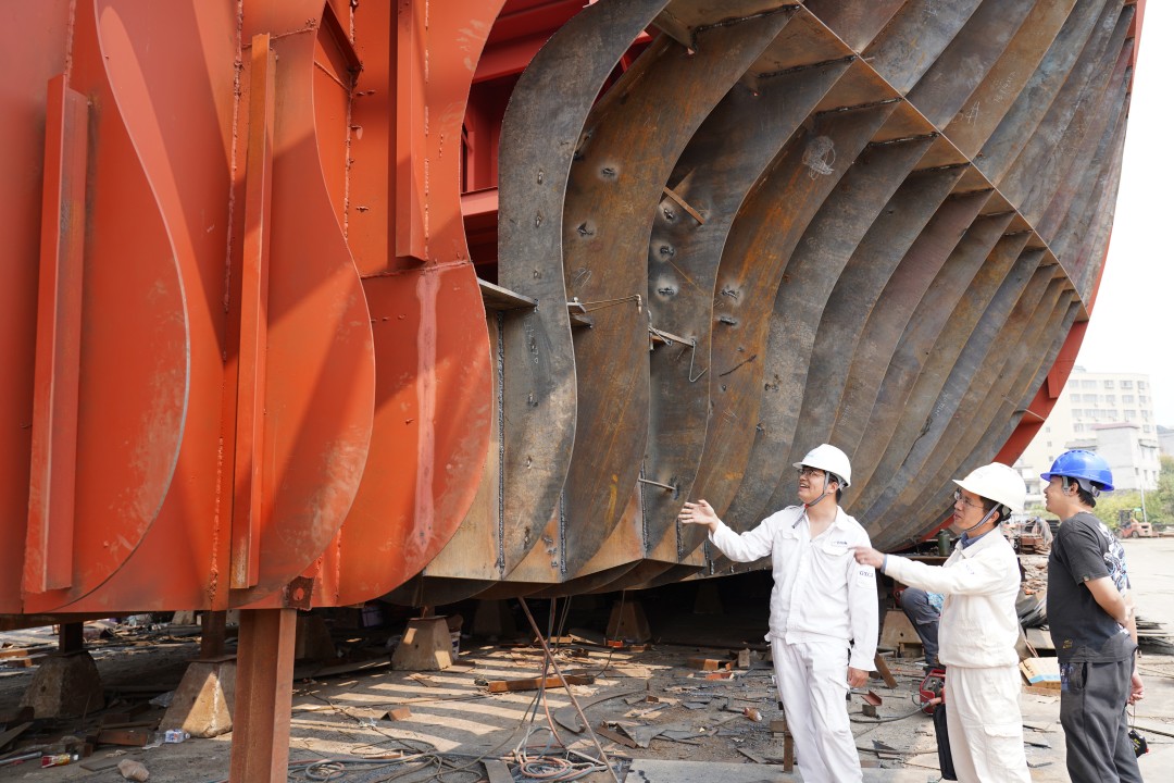 （放第四段）梧州船舶检验中心验船师对在建船舶焊接质量抽查.jpg