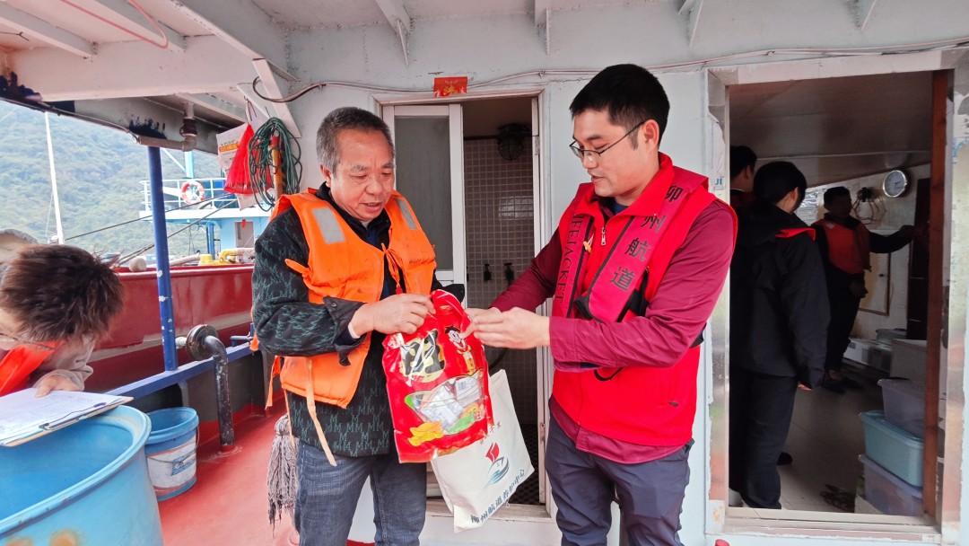 1770363098491032881.jpg 赠送暖冬物资.jpg