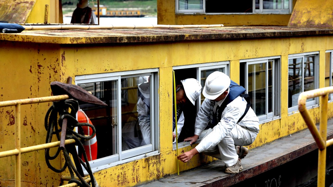 4-2在广西柳州市三江侗族自治县丹洲镇，验船师正对客渡船进行检验。（覃庆和 摄）.jpg