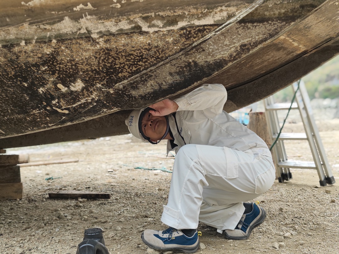 验船师对客船船底板进行检验.jpg