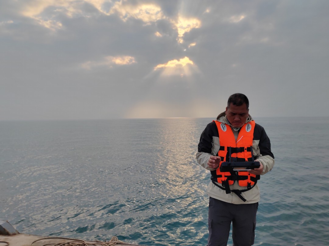 1772433699457073403.jpg 操作无人测量船完成数据采集.jpg