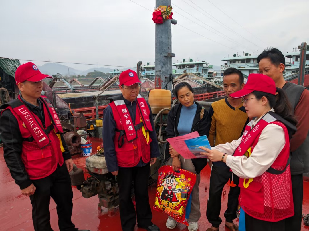 志愿者向船主普及有关法律法规知识（黄烁光拍摄 ).jpg