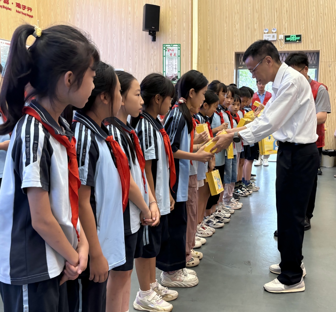 1778468130393048726.jpg 图片1:自治区水运发展中心领导为学生送上小礼品(黎有福摄)(1).jpg